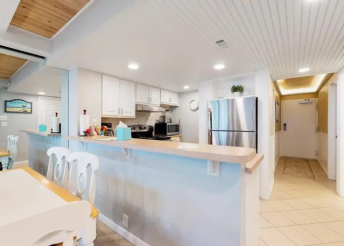 Holiday home Spacious With Balcony Views Pools Gym & Ac *