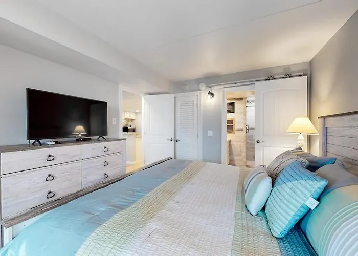 Holiday home Spacious With Balcony Views Pools Gym & Ac