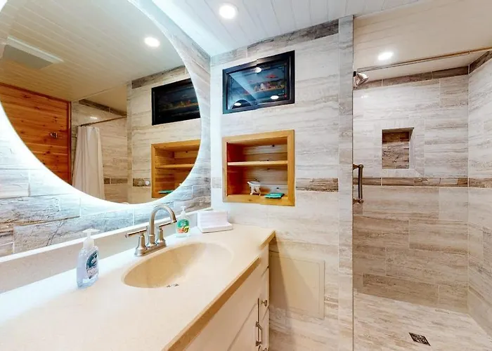 Spacious With Balcony Views Pools Gym & Ac Holiday home *