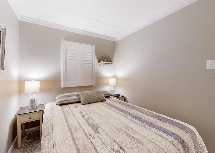Spacious With Balcony Views Pools Gym & Ac Holiday home