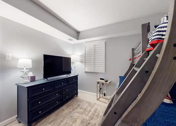 Spacious With Balcony Views Pools Gym & Ac Holiday home *